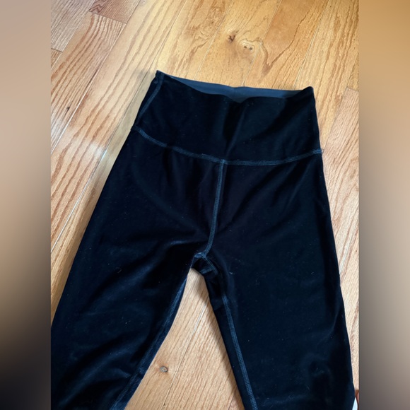 Beyond Yoga Velvet Black Leggings size Medium - Picture 4 of 6